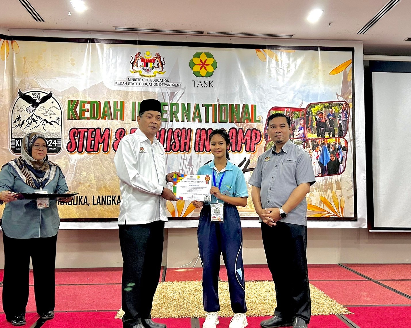 LINE_ALBUM_khay Stem and English Camp n prathes maleseiy_241120_36.jpg